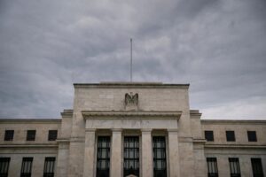 Federal Reserve Cautious on Rate Cuts Amid Mixed Signals